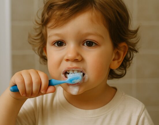 copil se spala pe dinti