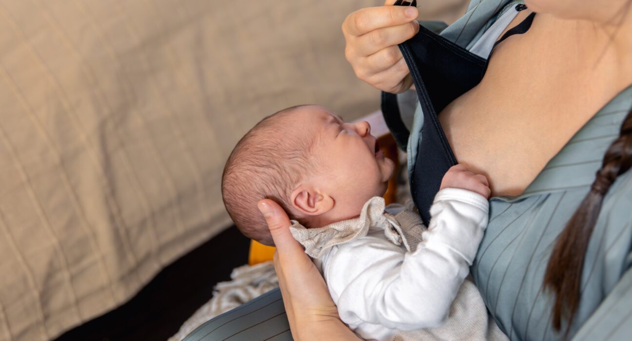 De câte ori trebuie trezit copilul noaptea să mănânce? Ghid complet pentru părinți, lună cu lună 1 mother breastfeeds newborn baby motherhood child care concept