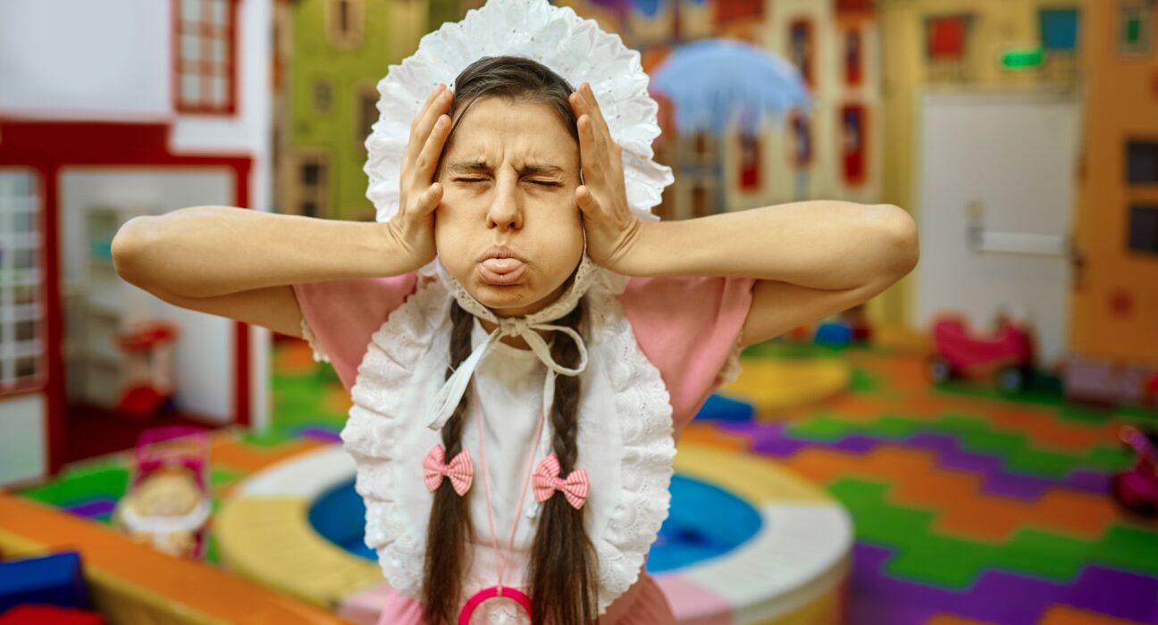 Copilul lovește la grădiniță: Cauze, reacții corecte și soluții reale pentru părinți și educatori 1 portrait funny woman like newborn baby grimacing